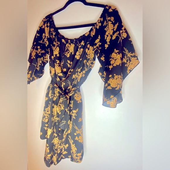 Off the shoulder bell sleeve romper - Picture 8 of 9